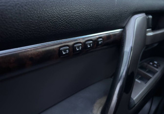 Подержанный автомобиль Toyota Land Cruiser Suv 2007 года (28 фото)