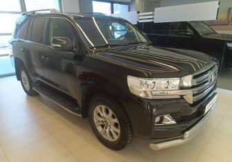 Подержанный автомобиль Toyota Land Cruiser Suv 2015 года (3 фото)