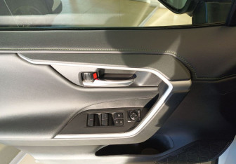 Подержанный автомобиль Toyota RAV4 2022 года (17 фото)