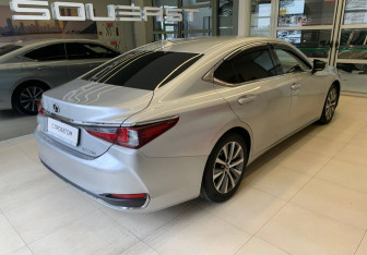 Подержанный автомобиль Lexus ES 2018 года (4 фото)