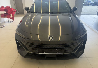 Подержанный автомобиль Changan UNI-V 2023 года (2 фото)
