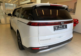 Подержанный автомобиль Kia Carnival 2021 года (6 фото)