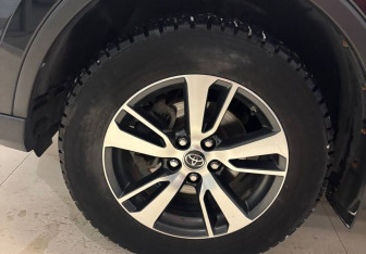 Подержанный автомобиль Toyota RAV4 2018 года (15 фото)