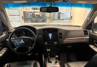 Подержанный автомобиль Mitsubishi Pajero 2007 года (12 фото)
