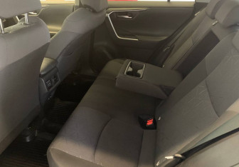 Подержанный автомобиль Toyota RAV4 2021 года (9 фото)