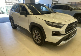 Подержанный автомобиль Toyota RAV4 2023 года (3 фото)