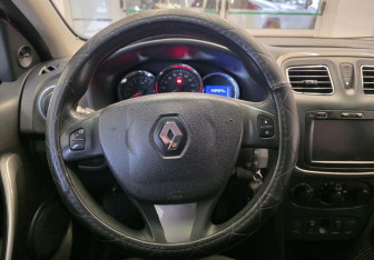 Подержанный автомобиль Renault Sandero 2014 года (13 фото)