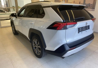 Подержанный автомобиль Toyota RAV4 2023 года (6 фото)