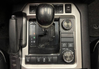 Подержанный автомобиль Toyota Land Cruiser Suv 2015 года (19 фото)