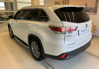 Подержанный автомобиль Toyota Highlander 2014 года (6 фото)