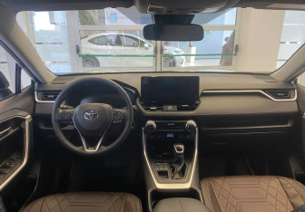 Подержанный автомобиль Toyota RAV4 2023 года (11 фото)