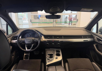 Подержанный автомобиль Audi Q7 2016 года (10 фото)