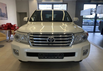 Подержанный автомобиль Toyota Land Cruiser Suv 2012 года (2 фото)
