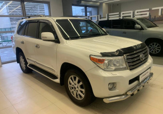 Подержанный автомобиль Toyota Land Cruiser Suv 2014 года (3 фото)