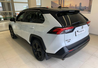 Подержанный автомобиль Toyota RAV4 2020 года (6 фото)