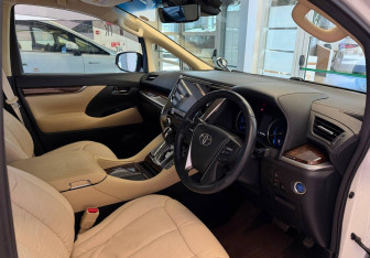 Подержанный автомобиль Toyota Alphard 2018 года (9 фото)