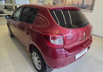 Подержанный автомобиль Renault Sandero 2014 года (6 фото)
