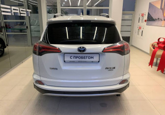 Подержанный автомобиль Toyota RAV4 2017 года (5 фото)
