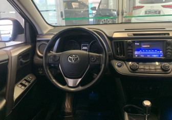 Подержанный автомобиль Toyota RAV4 2019 года (8 фото)