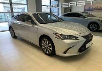 Подержанный автомобиль Lexus ES 2018 года (3 фото)