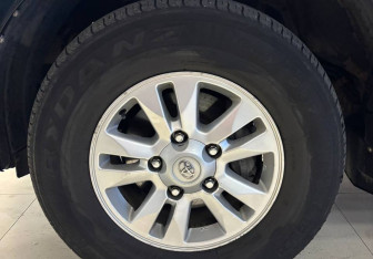 Подержанный автомобиль Toyota Land Cruiser Suv 2007 года (16 фото)