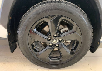 Подержанный автомобиль Toyota RAV4 2020 года (15 фото)