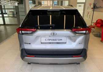Подержанный автомобиль Toyota RAV4 2021 года (5 фото)