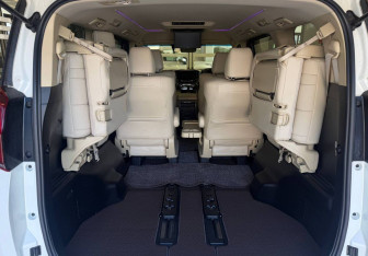 Подержанный автомобиль Toyota Alphard 2018 года (24 фото)
