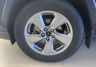Подержанный автомобиль Toyota RAV4 2020 года (15 фото)