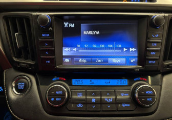 Подержанный автомобиль Toyota RAV4 2018 года (13 фото)