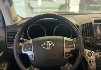 Подержанный автомобиль Toyota Land Cruiser Suv 2011 года (12 фото)