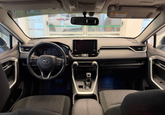 Подержанный автомобиль Toyota RAV4 2020 года (10 фото)