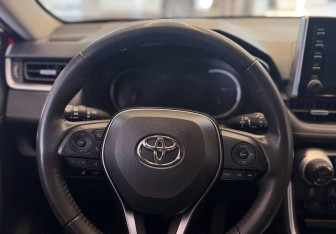 Подержанный автомобиль Toyota RAV4 2021 года (8 фото)