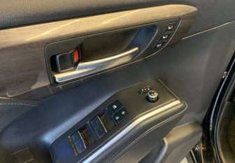 Подержанный автомобиль Toyota Highlander 2021 года (16 фото)