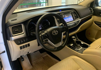 Подержанный автомобиль Toyota Highlander 2014 года (12 фото)