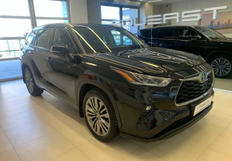 Подержанный автомобиль Toyota Highlander 2021 года (3 фото)