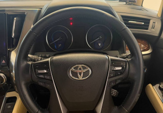 Подержанный автомобиль Toyota Alphard 2018 года (17 фото)