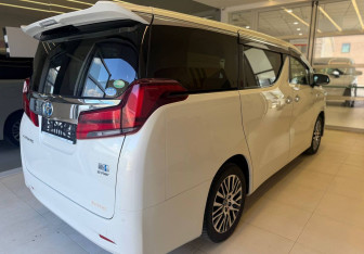 Подержанный автомобиль Toyota Alphard 2018 года (4 фото)