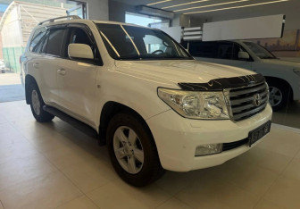 Подержанный автомобиль Toyota Land Cruiser Suv 2011 года (3 фото)