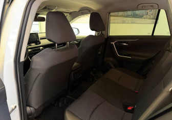 Подержанный автомобиль Toyota RAV4 2020 года (8 фото)
