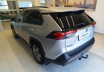 Подержанный автомобиль Toyota RAV4 2019 года (6 фото)