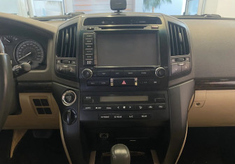 Подержанный автомобиль Toyota Land Cruiser Suv 2012 года (11 фото)