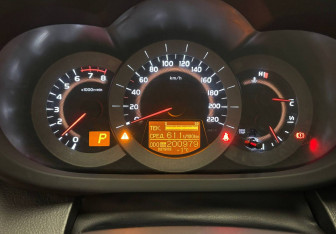 Подержанный автомобиль Toyota RAV4 2011 года (10 фото)