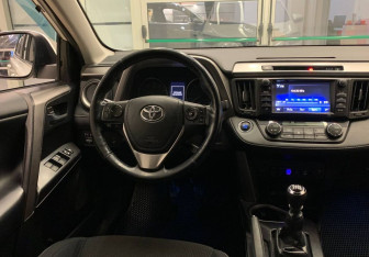 Подержанный автомобиль Toyota RAV4 2018 года (8 фото)
