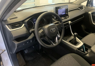 Подержанный автомобиль Toyota RAV4 2020 года (13 фото)