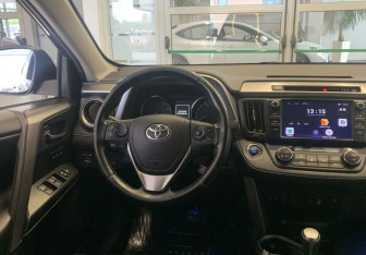 Подержанный автомобиль Toyota RAV4 2017 года (8 фото)