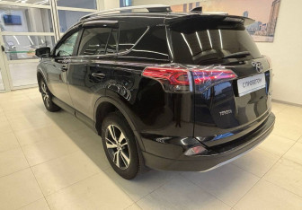 Подержанный автомобиль Toyota RAV4 2019 года (6 фото)