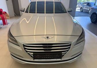 Подержанный автомобиль Hyundai Genesis 2015 года (2 фото)