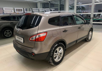 Подержанный автомобиль Nissan Qashqai+2 2010 года (4 фото)