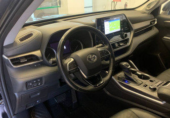 Подержанный автомобиль Toyota Highlander 2021 года (13 фото)